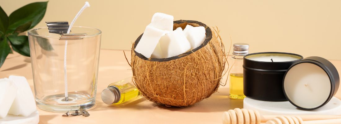 Plan de travail avec une noix de coco remplie de cire végétale et des bougies