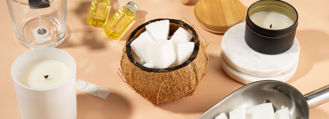 Noix de coco remplie de cire végétale, à côté de bougies