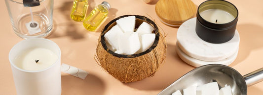 Noix de coco remplie de cire végétale, à côté de bougies